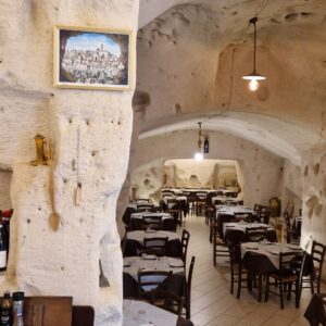 La Grotta del Gusto, noto ristorante dei Sassi, sceglie le opere di Antonio Pizzulli per abbellire le proprie pareti. Conferendo bellezza ad ogni ambiente.