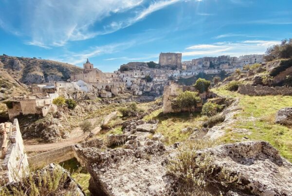 La Gravina di Ginosa, è una poesia di Pietro Tamburrano